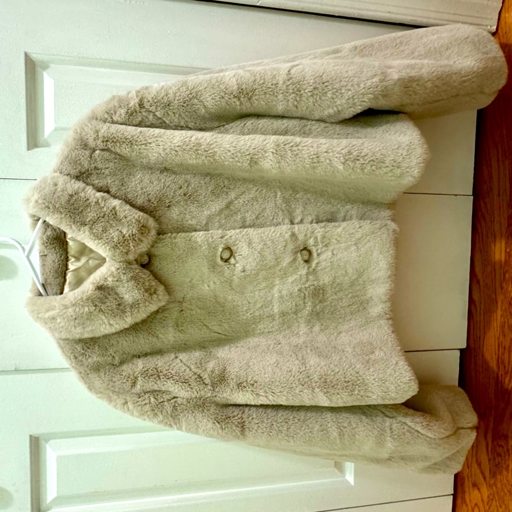 Women Faux fur, Size Xl made in China. fashion , fluffy short coat.